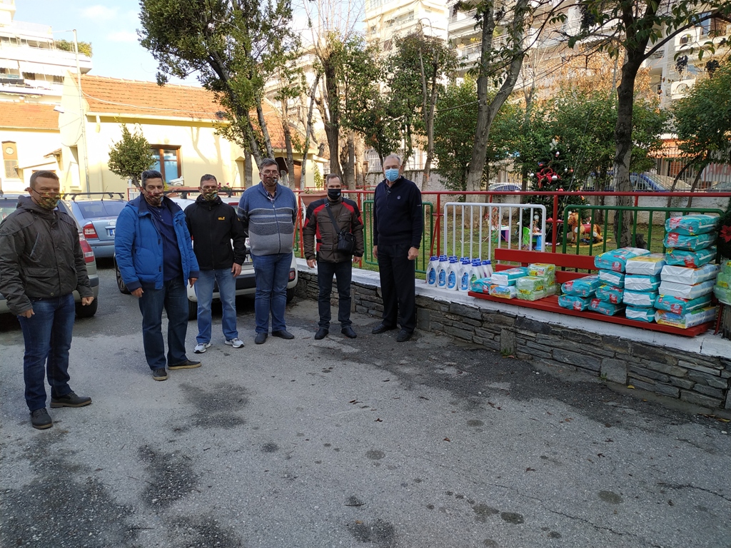 ΠΑΡΑΔΟΣΗ ΥΛΙΚΟΥ ΣΕ ΠΑΙΔΙΚΟ ΧΩΡΙΟ SOS & ΔΗΜΟΤΙΚΟ ΒΡΕΦΟΚΟΜΕΙΟ ¨ΑΓΙΟΣ ΣΤΥΛΙΑΝΟΣ¨